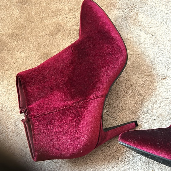 OLD NAVY NWOT WOMANS HIGH HEELED BOOTIES $39 RETAIL NWOT - Picture 1 of 7